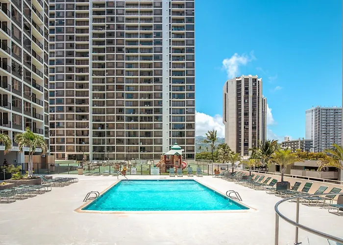 City & Ocean Views 1Br, Steps From Waikiki Beach & Free Parking!