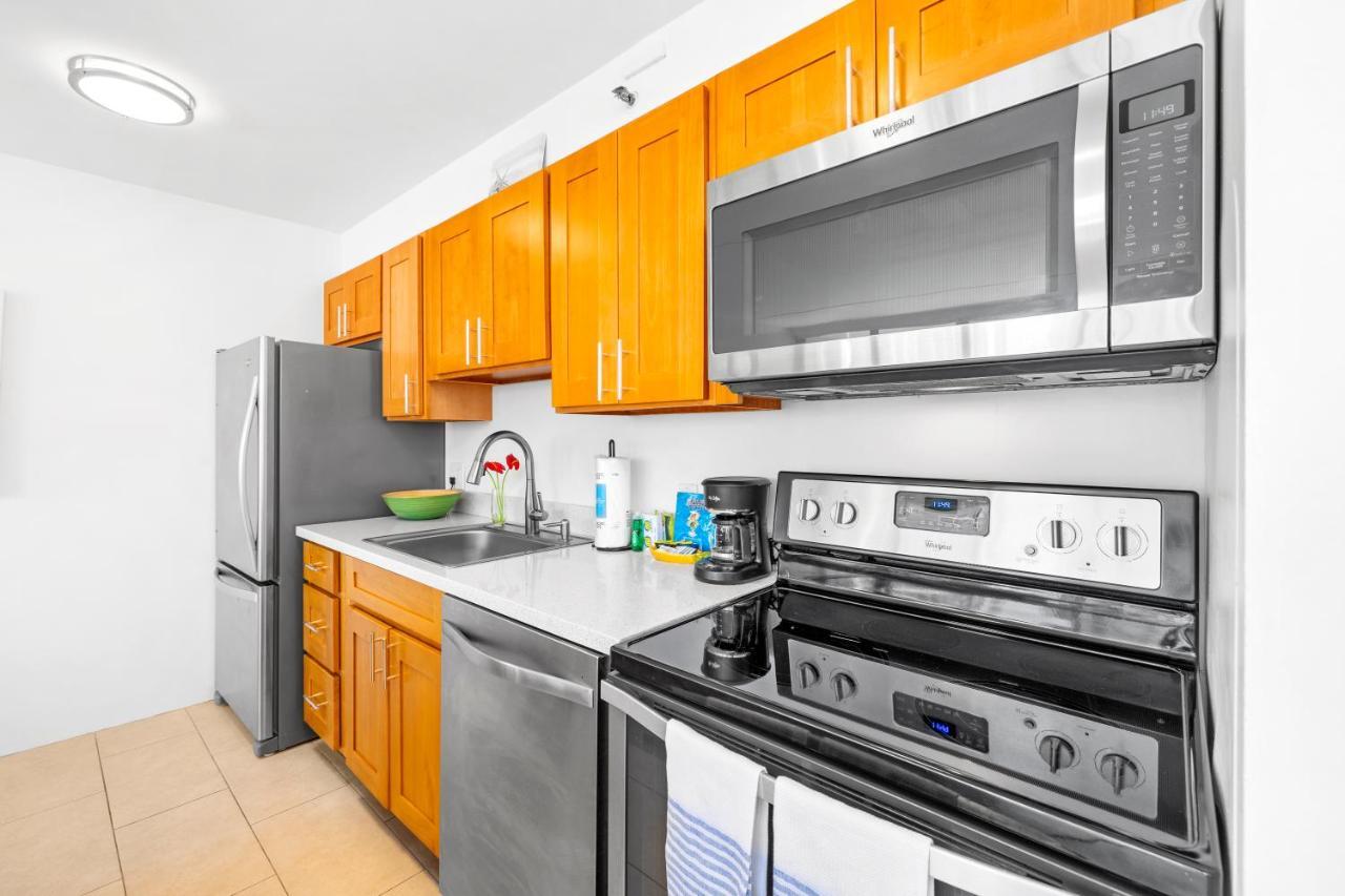 Apartment & Ocean Views 1br, Steps From Waikiki & Free Parking! Honolulu