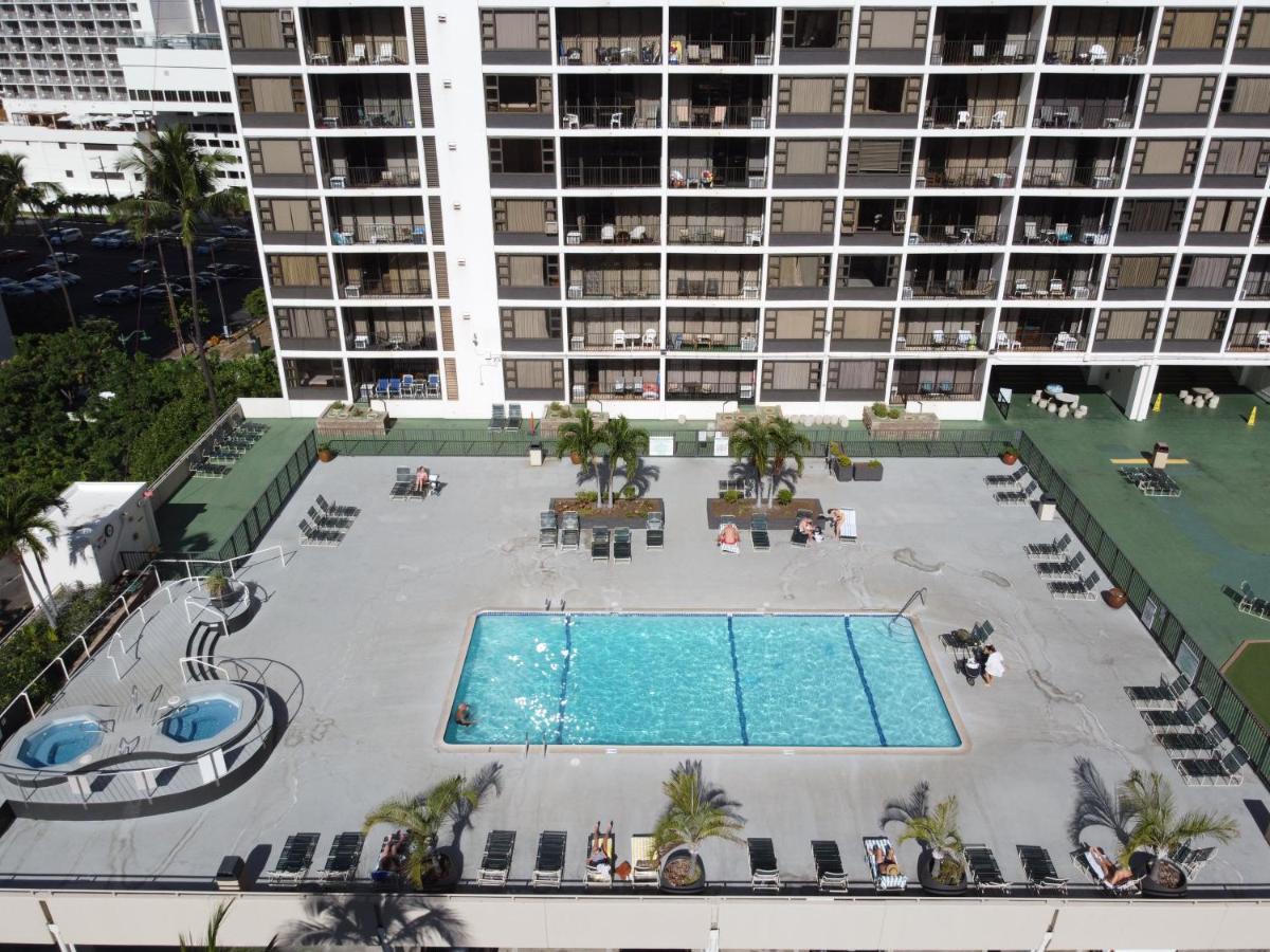 Apartment & Ocean Views 1br, Steps From Waikiki & Free Parking!