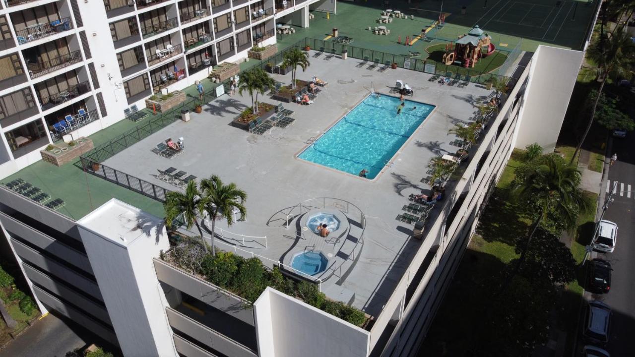 & Ocean Views 1br, Steps From Waikiki & Free Parking! Apartment