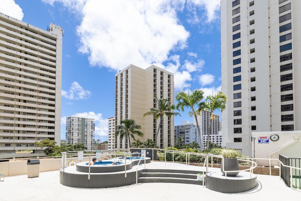 & Ocean Views 1br, Steps From Waikiki & Free Parking! Apartment